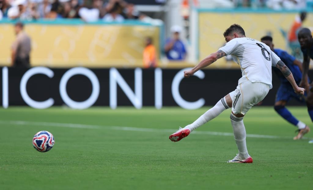 记者：张琳芃大概率还要再坚守一年，发挥老队员传帮带