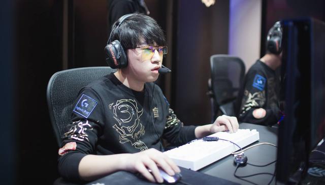 并表现得更 并表现得更